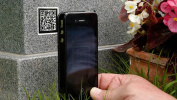 QR kódok kerülnek a sírokra egy temetőben